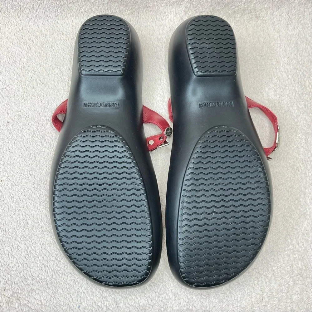 Minnetonka Leather Metal Medallion Flip Flops Sandals Women’s 9 Red/Silver/Black